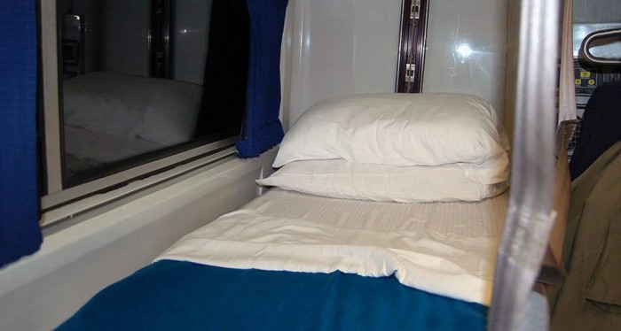 16-VIEWLINER-ROOMETTE-UPPER-BUNK-WITH-WINDOW